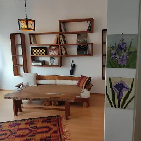 Charming 2-bed In Apartment *
